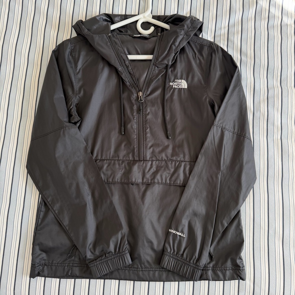 NWOT The north face women’s half zip windfall anorak with hood  (size small)